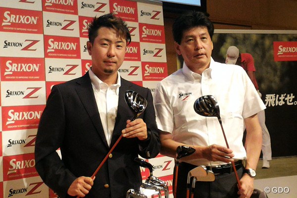 スリクソンZ65シリーズ発表 新スリクソン ZシリーズをPRする塚田陽亮（左）とダンロップスポーツの木滑和生社長（右）