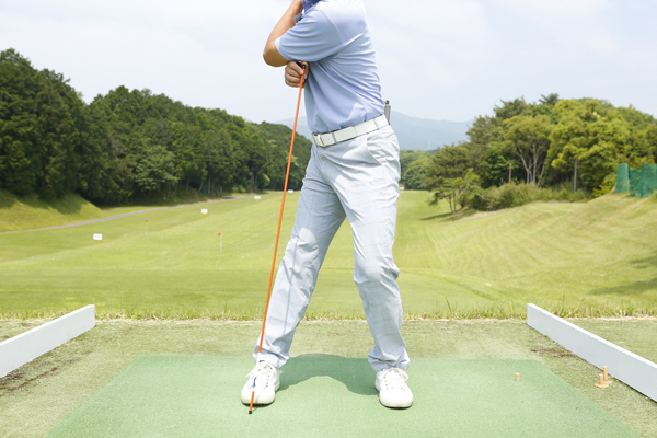 右膝が伸びると背骨の軸が左足側に傾き 体重移動が逆転してしまいます Gdo ゴルフレッスン 練習