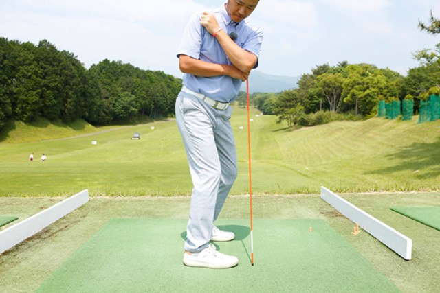 右脚を意識した 第2の軸 とは スイングでは背骨と右脚 2つの軸を意識しよう 今さら聞けないスイングの基礎 Gdo ゴルフレッスン 練習