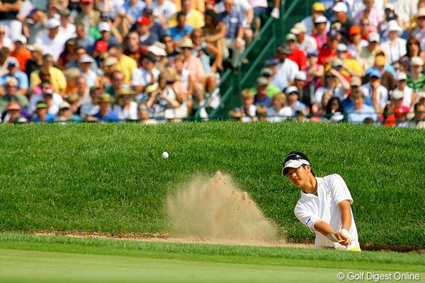 2009年 全米プロゴルフ選手権 石川遼 ガードバンカーを入念にチェック。ちなみに、この日はイエローのズボン