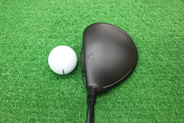 キャロウェイゴルフ XR 16 フェアウェイウッド マーク試打 （画像 2枚目） 丸形でオーソドックスなヘッド形状、バックフェース側にかけて絞り込みがやや入っていて、シャープに見える。