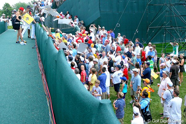 2009年 全米プロゴルフ選手権事前情報 ギャラリー 選手の通るところ、どこにでもサインを求める列を作る熱狂的なファン