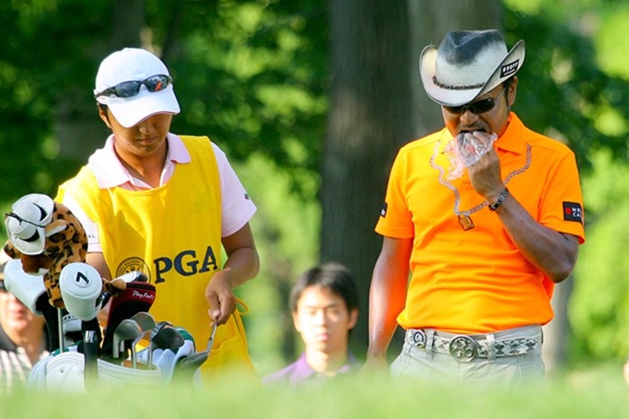 やっぱり日本人はコレでしょう。おにぎりを頬張る片山晋呉 2009年 全米プロゴルフ選手権初日 片山晋呉
