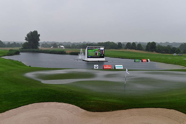 豪雨によりコースには水たまりができるほど（Stuart Franklin/Getty Images）