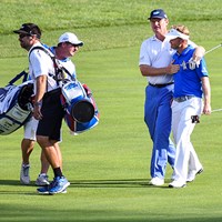 最終日同組で優勝を争ったエルスは18番フェアウェーでハーレーの肩を抱き、ツアー初Vまでの辛苦をねぎらった（Keyur Khamar/PGA TOUR） 2016年 クイッケンローンズ・ナショナル 最終日 ビリー・ハーレーIII