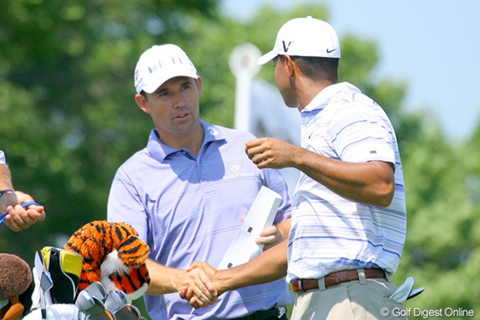 スタート前、ガッチリと握手を交わすT.ウッズとP.ハリントン 2009年 全米プロゴルフ選手権 2日目 タイガー・ウッズ＆パドレイグ・ハリントン