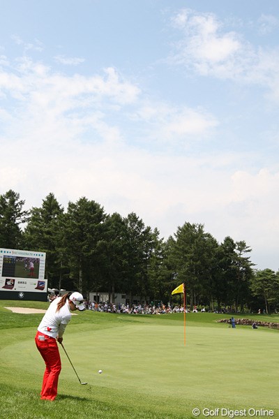 2009年 NEC軽井沢72ゴルフトーナメント 2日目 横峯さくら 18番奥からのアプローチ