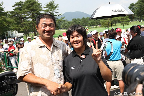 2009年 NEC軽井沢72ゴルフトーナメント 2日目 川岸史果 予選通過を決め、笑顔で写真に納まる川岸良兼と史果親子。父親の方が嬉しそう！？
