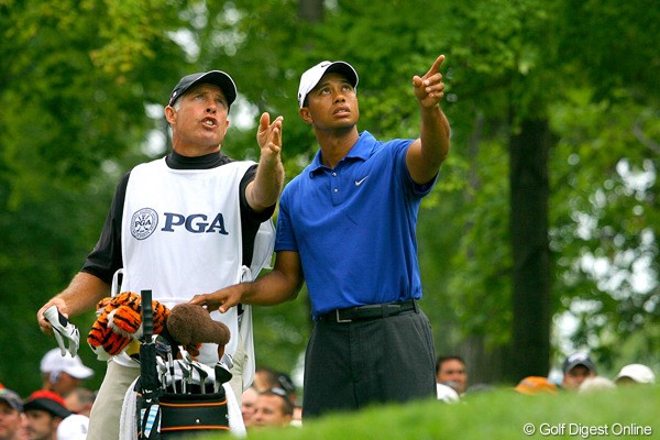 2009年 全米プロゴルフ選手権3日目 タイガー・ウッズ キャディーのスティーブと風を読み合うタイガー。「あっちかな？ いや、こっちだよ」
