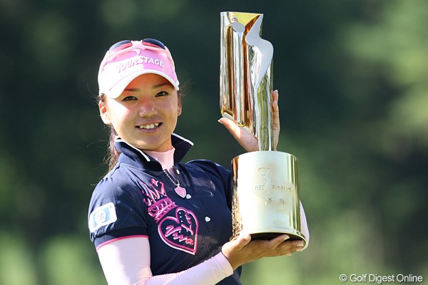 2009年 NEC軽井沢72ゴルフトーナメント 最終日 有村智恵 完全優勝で今季3勝目を飾った有村智恵。精神的な落ち着きが印象的だった