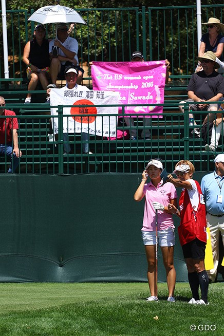 日本からのサポーターが熱のこもった応援をする 手作りの横断幕もいい感じ 16年 全米女子オープン 初日 澤田知佳 フォトギャラリー Gdo