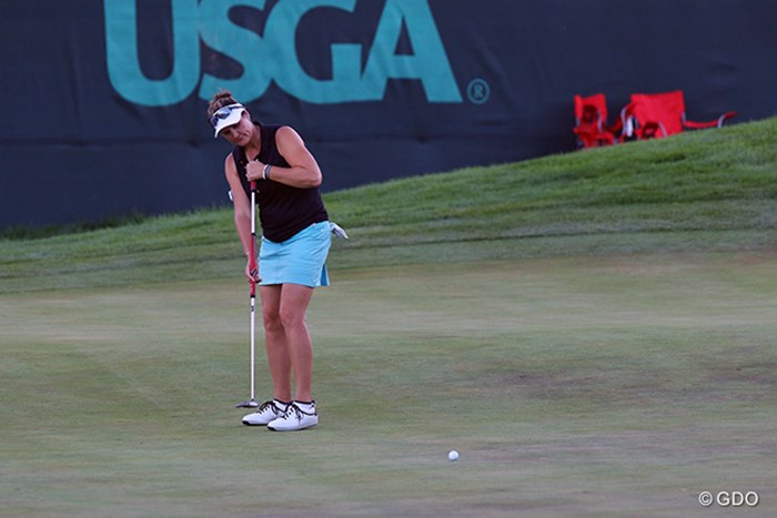 LPGAにもいた長尺派選手（マリア・マクブライド）。アンカリングのルールをきっちり守ってパッティングしてます 2016年 全米女子オープン 2日目 長尺パター