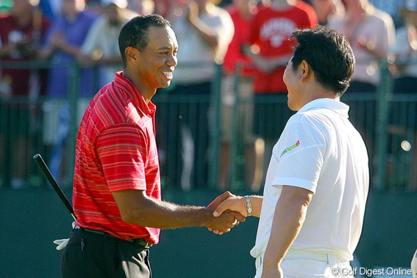 2009年 全米プロゴルフ選手権最終日 タイガー・ウッズ＆Y.E.ヤン 逆転負けを喫しても、笑顔で勝者を称えたタイガー。胸中は悔しさで満ちているはず