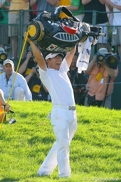 2009年 全米プロゴルフ選手権最終日 Y.E.ヤン とにかく大喜びのY.E.ヤン。キャディバッグを持ち上げて「ヤッター！」
