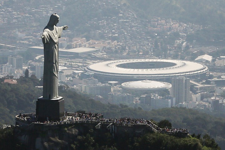 リオ五輪の開会式が行われるマラカナンスタジアムと リオの象徴 コルコバードのキリスト像 Mario Tama Getty Images 16年 リオデジャネイロ五輪 事前 マラカナン スタジアムとコルコバードのキリスト像 フォトギャラリー Gdo