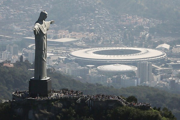 リオ五輪の開会式が行われるマラカナンスタジアムと、リオの象徴・コルコバードのキリスト像(Mario Tama/Getty Images)