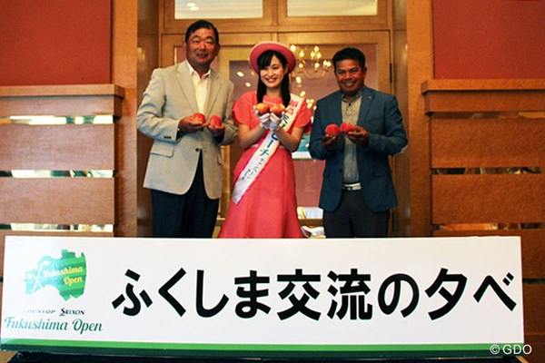 福島オープン会場でのイベントで福島の「ミス・ピーチ」を囲む中嶋と昨年覇者のマークセン