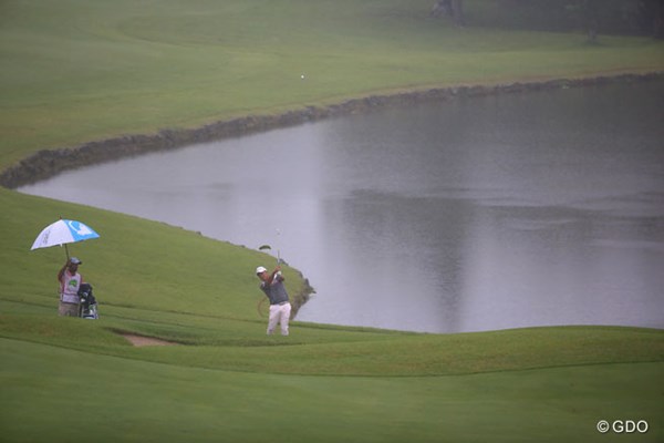 2016年 ダンロップ・スリクソン福島オープンゴルフトーナメント 初日 小田孔明 この天気で終盤真っ暗です