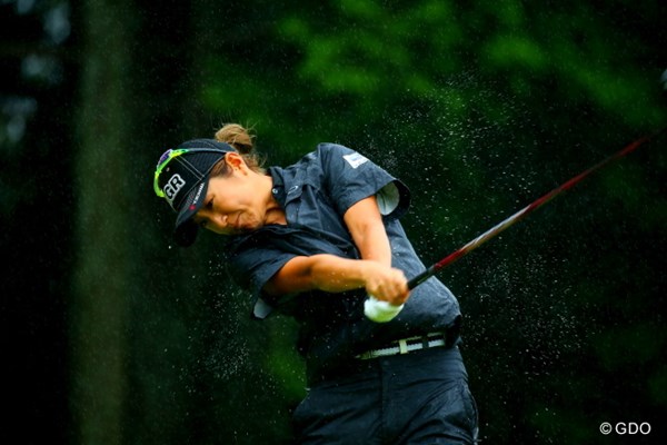2016年 センチュリー21レディスゴルフトーナメント 初日 藤本麻子 アーコも水しぶいてます。