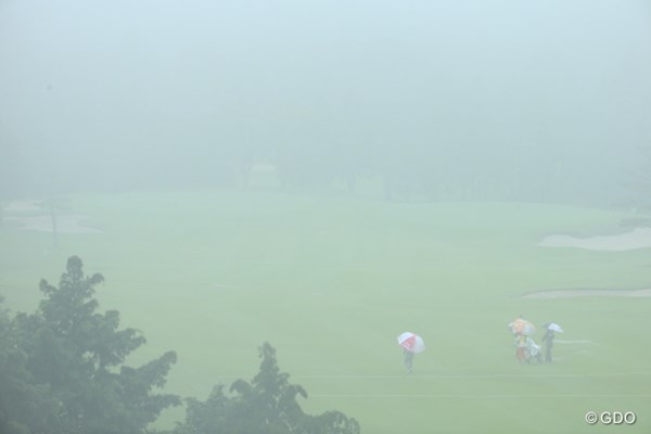2016年 センチュリー21レディスゴルフトーナメント 初日 濃霧 正午過ぎから濃霧がコースを覆い、進行が大きく遅れた