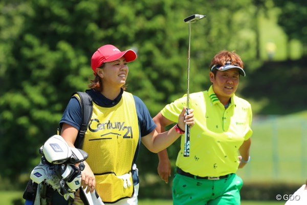 2016年 センチュリー21レディスゴルフトーナメント 2日目 表純子 前田久仁子 約1年ぶりに前田久仁子（写真左）とコンビ再結成。表純子は夫不在の一戦で優勝争いに加わった