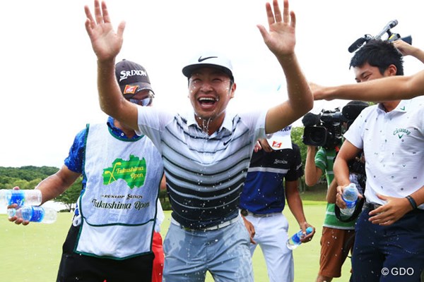 2016年 ダンロップ・スリクソン福島オープンゴルフトーナメント 最終日 時松隆光 やっと笑った…ホールアウト後、時松隆光は初勝利を仲間から祝福された