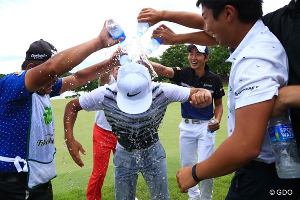 2016年 ダンロップ・スリクソン福島オープンゴルフトーナメント 最終日 時松隆光 優勝を決めて仲間たちから 熱～い、いやいや冷た～い水かけの祝福