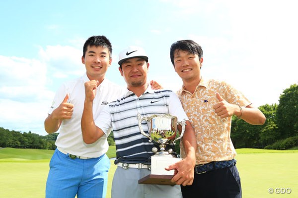 2016年 ネスレインビテーショナル 日本プロゴルフマッチプレー選手権 レクサス杯 事前 時松隆光 ツアー初優勝で仲間から祝福を受けた直後、時松隆光（中央）に国内最高賞金を誇る大会から出場オファーが届いた