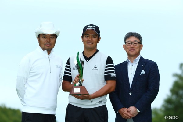 2016年 ネスレインビテーショナル 日本プロゴルフマッチプレー選手権 レクサス杯 事前 第2回大会を制した武藤俊憲（写真中央）は、主催のネスレ日本・高岡浩三社長（同右）と大会ホストの片山晋呉（同左）から表彰式で祝福を受けた