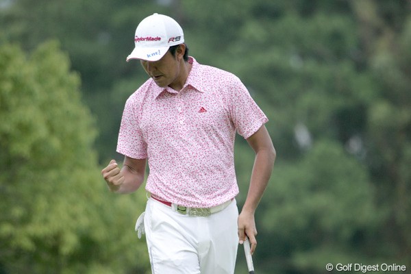 2009年 関西オープンゴルフ選手権競技 2日目 富田雅哉 16番でバーディ、最終18番でもバーディを奪った富田が単独首位を守っている
