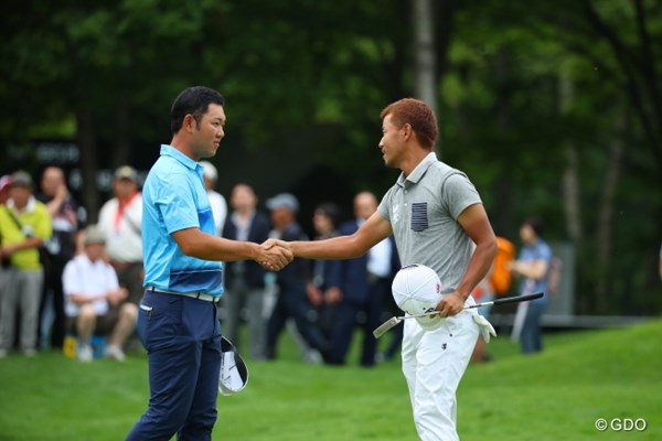 2016年 ネスレインビテーショナル 日本プロゴルフマッチプレー選手権 レクサス杯 初日 小平智 薗田峻輔 同年代対決を制したのは小平智（右）。最終ホールでバーディを奪い熱戦を制した