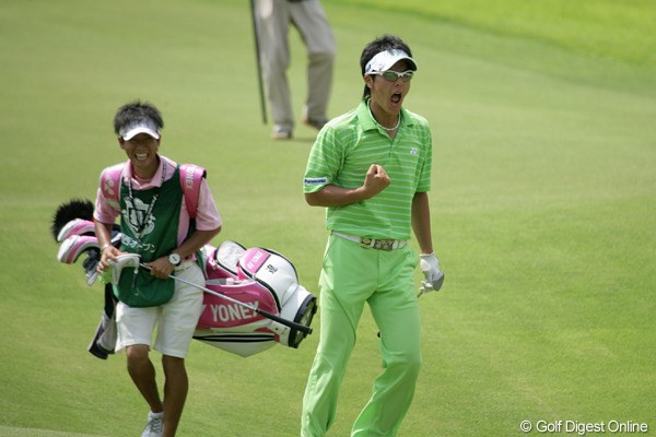 2009年 関西オープンゴルフ選手権競技 2日目 石川遼 18番のチップインイーグルに、飛び上がって雄叫びを上げる石川遼！