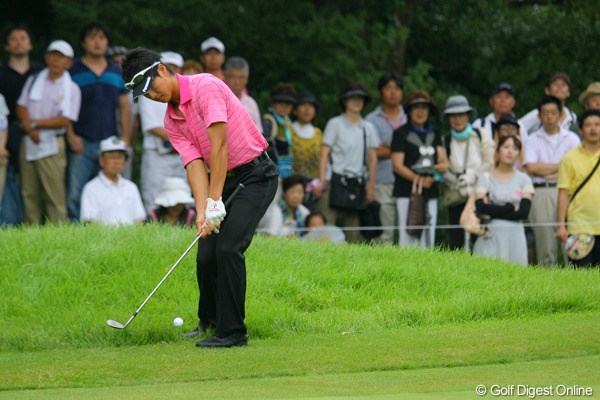 2009年 関西オープンゴルフ選手権競技 3日目 石川遼 グリーンサイドのラフからアプローチする石川遼。クラブを随分短く持っています！
