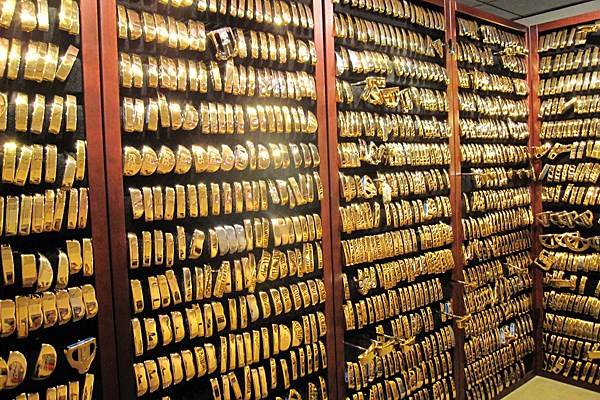 ピン VAULT 米国アリゾナ州にあるPING本社のゴールドパター室『VAULT』の画像。世界中のツアーで通算2800勝以上のゴールドパターが飾られている。