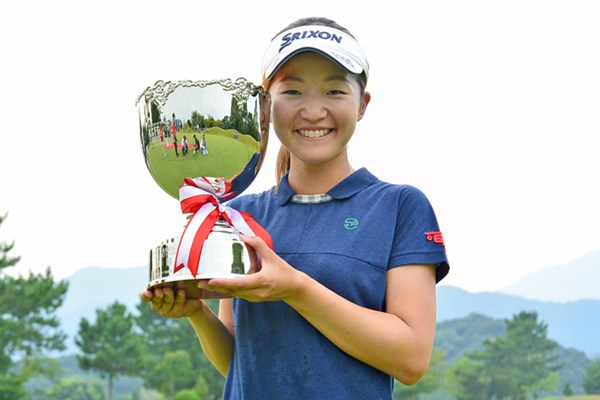 逆転でプロ初優勝を飾った岸部桃子 ※画像提供：日本女子プロゴルフ協会