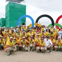 ボランティアたちとの記念撮影に収まるブラジルのアジウソン・ダ・シルバ（前列白いシャツ） 2016年 リオデジャネイロ五輪 事前 アジウソン・ダ・シルバ