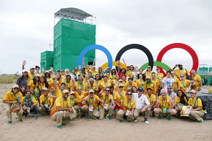 ボランティアたちとの記念撮影に収まるブラジルのアジウソン・ダ・シルバ（前列白いシャツ） 2016年 リオデジャネイロ五輪 事前 アジウソン・ダ・シルバ