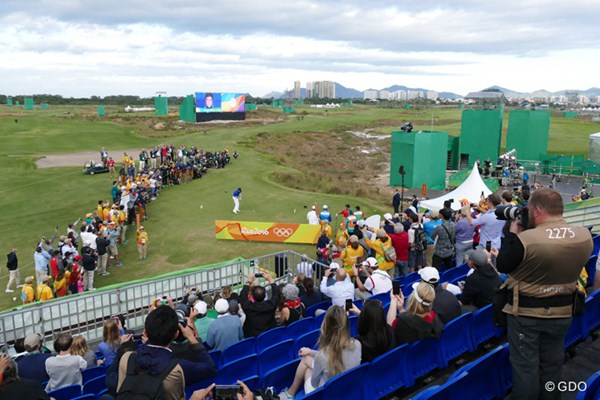 2016年 リオデジャネイロ五輪 初日 アジウソン・ダ・シルバ 112年ぶりの五輪ゴルフ開幕を告げる1番ティグラウンドの光景