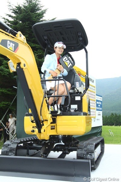 優勝副賞のショベルカーは 六甲国際gcに寄贈するとのことでした 09年 Cat Ladies 最終日 諸見里しのぶ フォトギャラリー Gdo 優勝副賞のショベルカーは 六甲国際gcに寄贈するとのことでした 09年 Cat Ladies 最終日 諸見里しのぶ フォトギャラリー Gdo