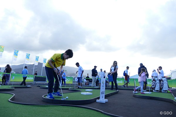 2016年 リオデジャネイロ五輪 2日目 パッティングコーナー パッティングコーナーでは、子供たちが楽しそうに遊んでいた