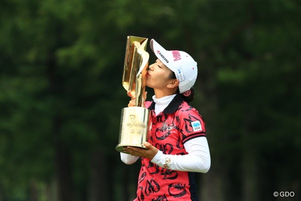 2016年 NEC軽井沢72ゴルフトーナメント 最終日 笠りつ子 笠りつ子は逆転優勝でカップを掲げた