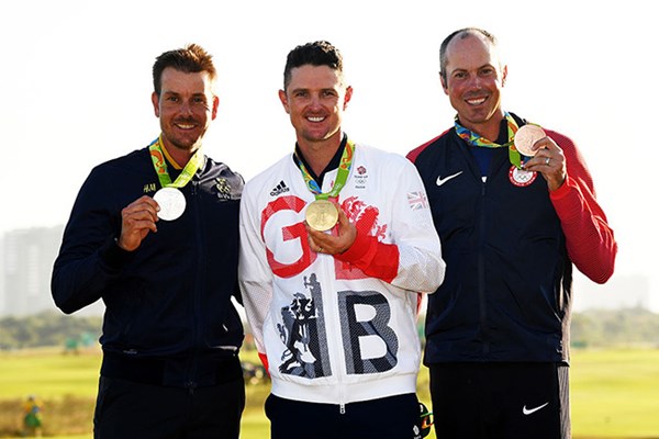 メダルをとった3選手（左からヘンリック・ステンソン、ジャスティン・ローズ、マット・クーチャー）は笑顔を見せた（Ross Kinnaird/Getty Images）