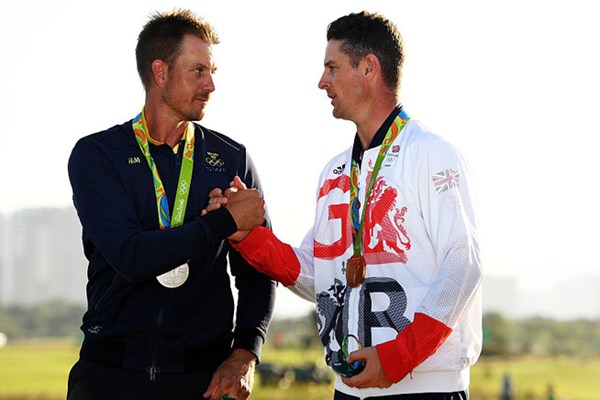 激闘を終えたローズとステンソンは握手。胸には互いに輝くメダル（ Ross Kinnaird/Getty Images）