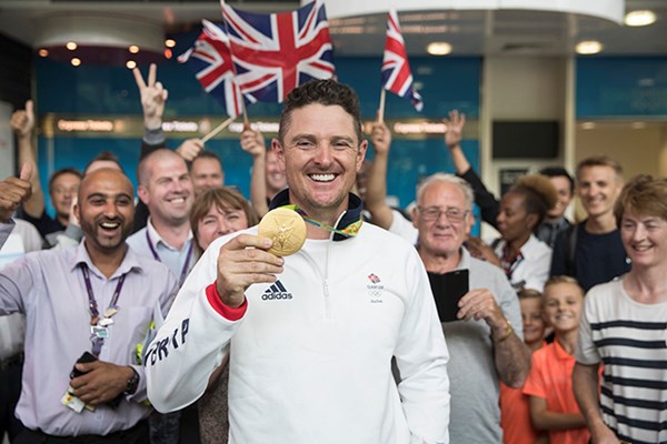 金メダルを提げてヒースロー空港に帰国したローズは待ち受けたファンに祝福された（Dan Kitwood/Getty Images）