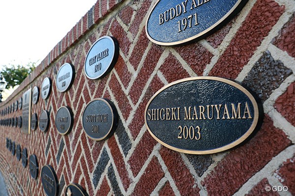 2016年 ウィンダム選手権 事前 チャンピオン・プレート 18番グリーン奥にある歴代王者の名前が刻まれているプレート。丸山茂樹の名も