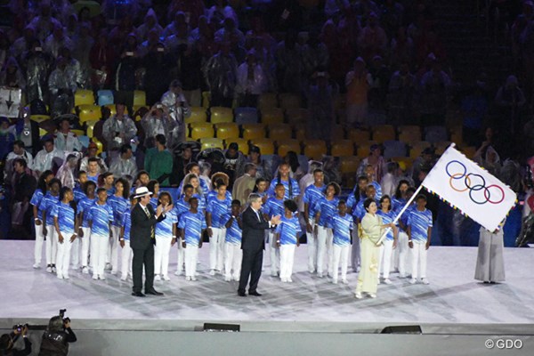 リオデジャネイロ市長から五輪旗を託される小池百合子東京都知事