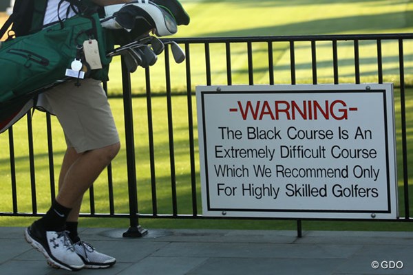警告の看板 会場内にある看板は一般営業の日もゴルファーに警告。「ブラックコースは、すごく上手なゴルファーにしかオススメできないほど、とてつもなく難しいコースです」