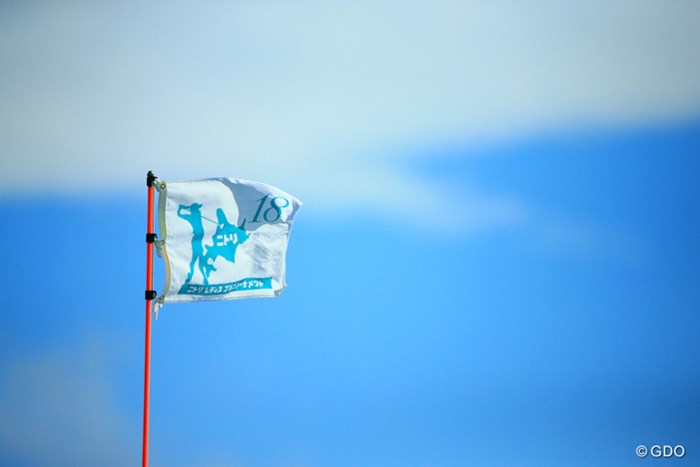 午後はとてお強い風が 2016年 ニトリレディスゴルフトーナメント 初日 ピンフラッグ