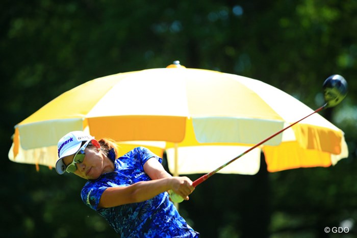 妙に傘がハマった 2016年 ニトリレディスゴルフトーナメント 初日 山田成美
