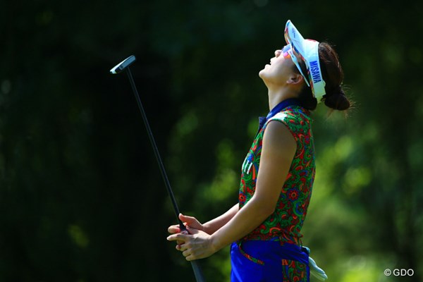 2016年 ニトリレディスゴルフトーナメント 初日 有村智恵 これバーディのリアクションです